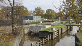 908505 Gezicht op monding van de Leidsche Rijn in het Amsterdam-Rijnkanaal te Utrecht, met links de nieuwe kantoorunits ...